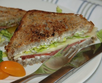 Sandwich med seranoskinke, smøreost og pesto