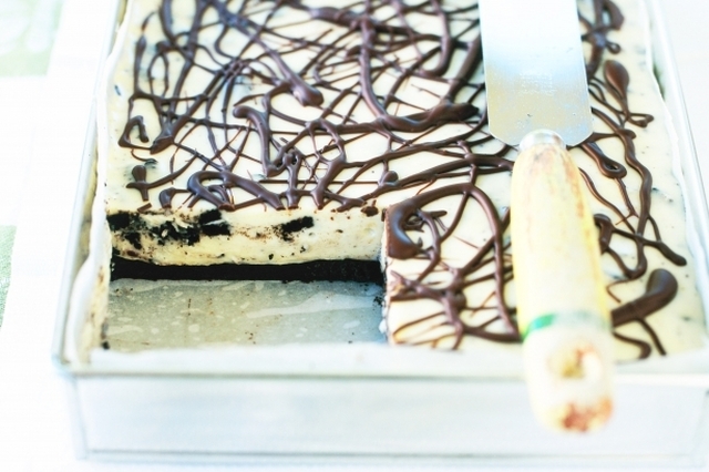 Γλυκό ψυγείου με λευκή σοκολάτα και μπισκότα όρεο