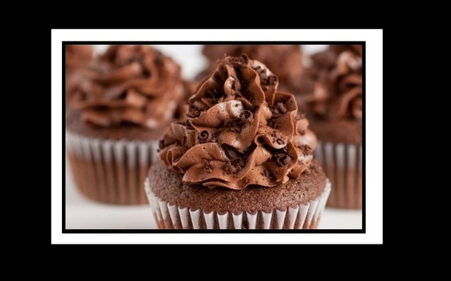 Λαχταριστή συνταγή για cupcakes βανίλιας με κρέμα σοκολάτας!