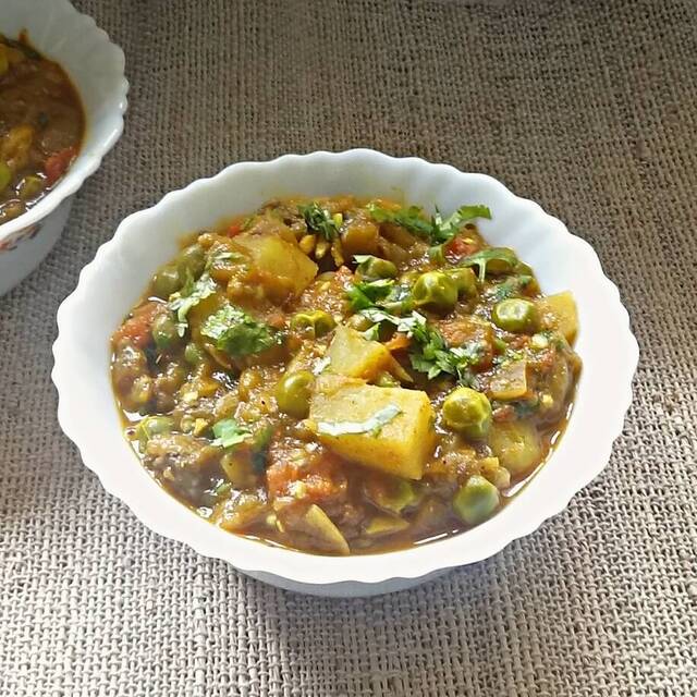 Eggplant, potatoes and green peas curry recipe – Aloo Baingan Matar ki sabji