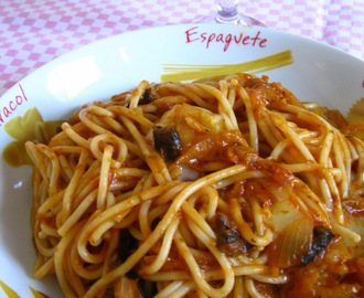 Dia mundial do macarrão: spaghetti ao sugo com muçarela e funghi secchi