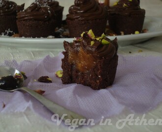 Μίνι ωμοφαγικά cupcakes σοκολάτας, γεμιστά με καραμέλα και αρωματισμένα με φυσική βανίλια