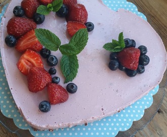 Glutenfri yoghurtkake med smak av skogsbær