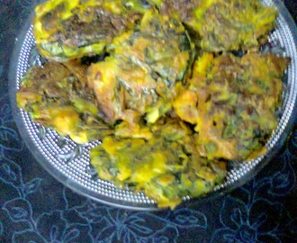 Pointed Gourd (Parwal) Leaves Fritters/Palta Patar Pakora.