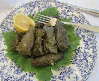 Grape leaves stuffed with rice and ground beef   (Hojitas de parra rellenas con arroz y carne)