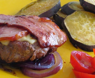 Hamburguer com queijo e bacon e cebola roxa
