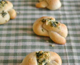 Easy Garlic Knots |  Garlic Dinner Rolls | Eggless Bread Recipe