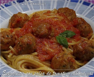 Espaguetis con salsa de tomate y albóndigas