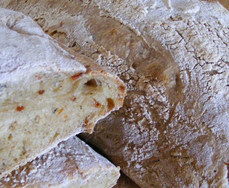 Τσιαπάτα Ιταλικό σπιτικό ψωμί με λιαστή ντομάτα και δενδρολίβανο