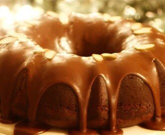Εορταστικό κέικ γεμιστό με κρέμα και επικάλυψη σοκολάτας