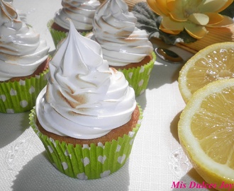 CUPCAKES DE LIMÓN, rellenos de cuajada de limón y cubiertos con merengue