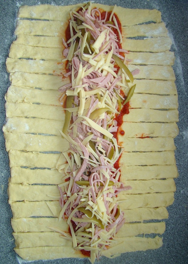 Pão trançado de cebola recheado com presunto e queijo