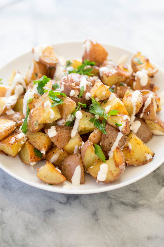 Πατάτες φούρνου & σος “Αγιολί” με μελωμένα σκόρδα και μαγιονέζα