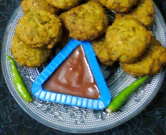 White Chickpeas Fritters/Kabuli Chana Pakoda/Felafel In Bengali Style.