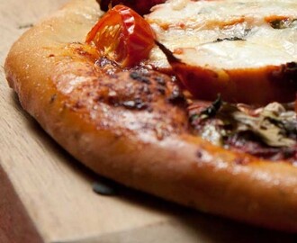 Αφράτη, εύκολη, απλή και σπιτική ζύμη για πίτσα χωρίς μαγιά (από την Αργυρώ)