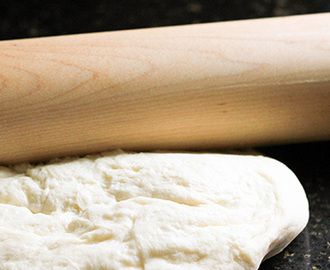 Αυθεντική εύκολη Ιταλική ζύμη για λεπτή πίτσα με σιμιγδάλι