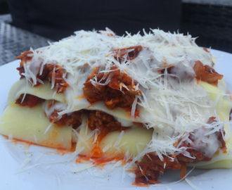 Öppen lasagne med köttfärssås och ostsås