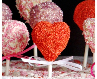 Cakepops σε Σχήμα Καρδιάς με Επικάλυψη Λευκή Γκανάς και Τρούφα-How to Shape Heart Cake Pops