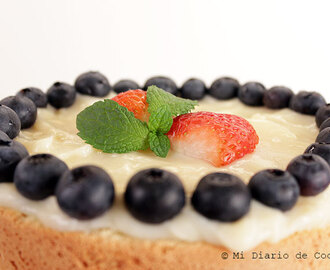 Torta de bizcocho, crema pastelera y berries