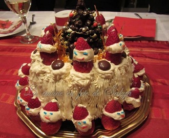 Gâteau des fêtes décoré avec des fraises père Noël