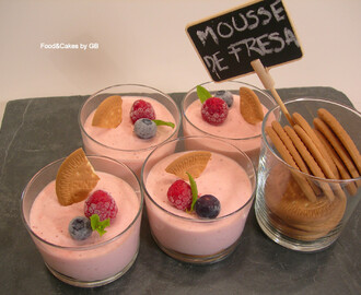 Mousse de fresas y yogur griego con galletas tipo Maria