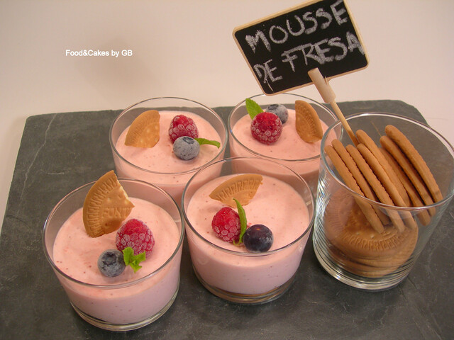 Mousse de fresas y yogur griego con galletas tipo Maria