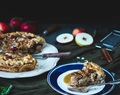 amerikanischer Apple Pie mit Cranberries und Zimtschnecken-Teig / American apple pie with cinnamon roll crust and cranberries