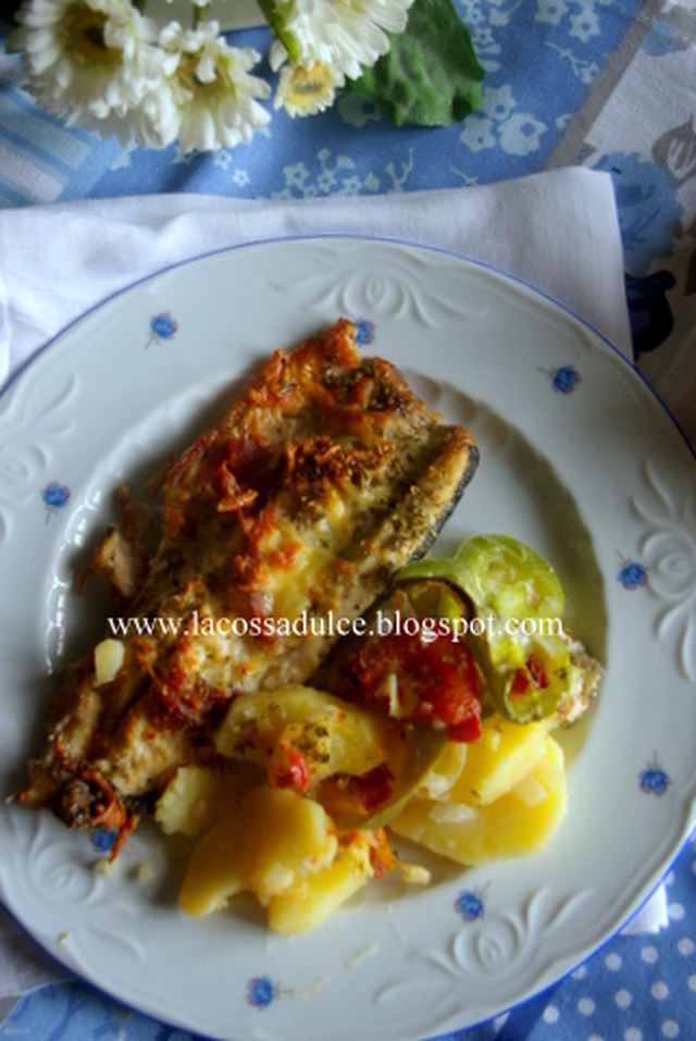Truchas al horno con verduras, jamón y queso