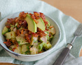Kartoffelsalat mit Avocado und knusprigem Bacon – die Grillsaison kann kommen