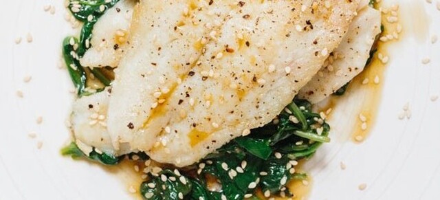 Γλώσσα ψάρι φιλέτο στο φούρνο με σπανάκι