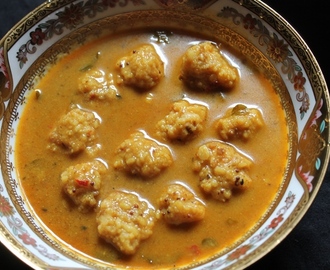 Paruppu Urundai Kuzhambu Recipe / Lentil Dumplings Cooked in a Spicy Tamarind Gravy