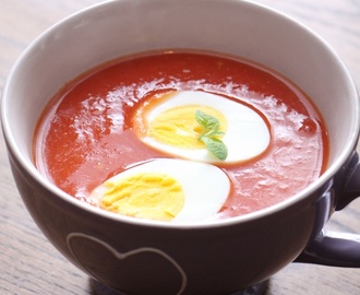Tomatsuppe med kokt egg