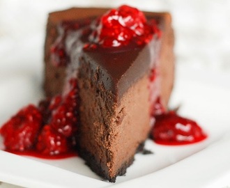 Τσιζ κέικ σοκολάτας με φρέσκες φράουλες