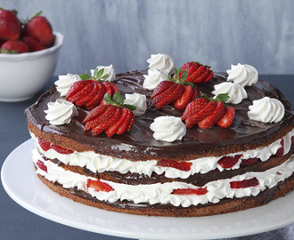 Δίχρωμη τούρτα με φράουλες