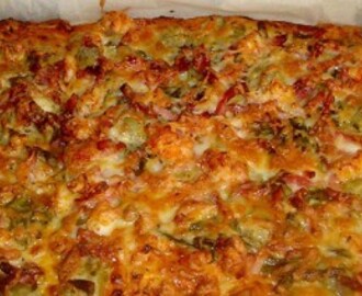 Pizza de alcachofas, espárragos y langostinos