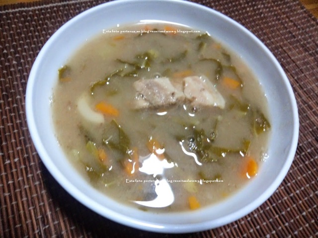 Sopa de couve portuguesa com feijão seco e entremeada