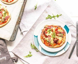 Pita pizza met garnalen en salami