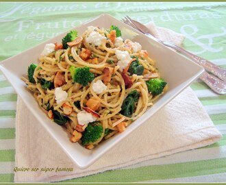 Espaguetis con espinacas, brócoli, requesón, y pesto de nueces.