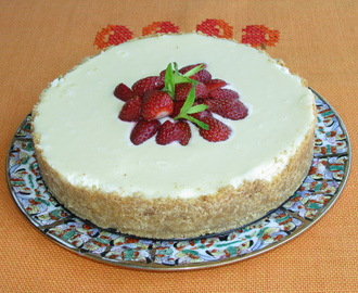 Cheesecake  με Κρητική μυζήθρα σοκολάτα  και φράουλες