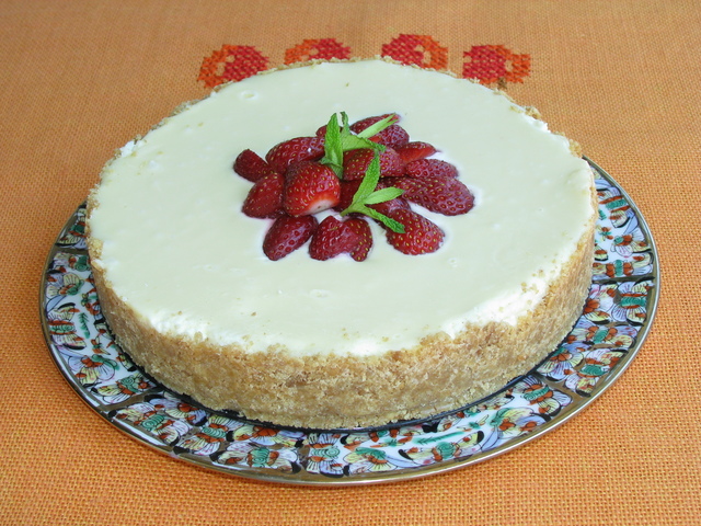 Cheesecake  με Κρητική μυζήθρα σοκολάτα  και φράουλες