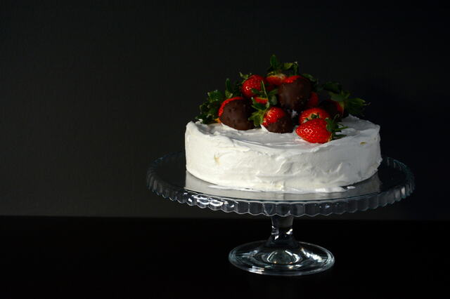 Hvit sjokolade kake med jordbær