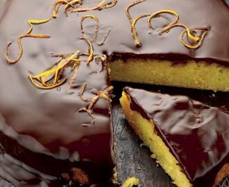 Κέικ με αμυγδαλόψιχα, χυμό μανταρινιού και γλάσο σοκολάτας