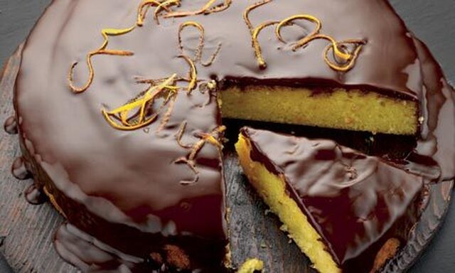 Κέικ με αμυγδαλόψιχα, χυμό μανταρινιού και γλάσο σοκολάτας