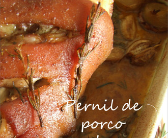 Pernil de porco assado com alecrim / Roasted pork knuckle with rosemary