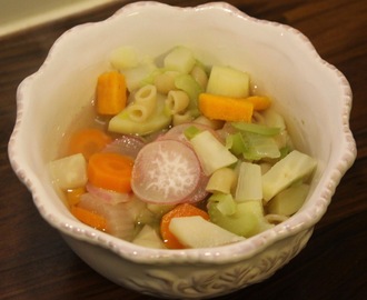 Grønnsaksuppe med makaroni