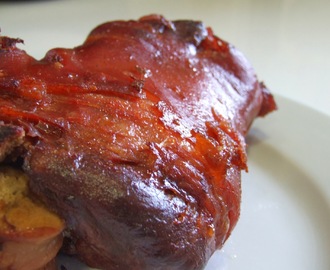 Pernil de porco fumado com estufadinho de feijocas / Smoked pork hock with feijocas' stew