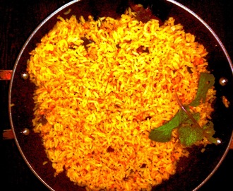 Home made temple style tamarind rice (Puliyotharai)