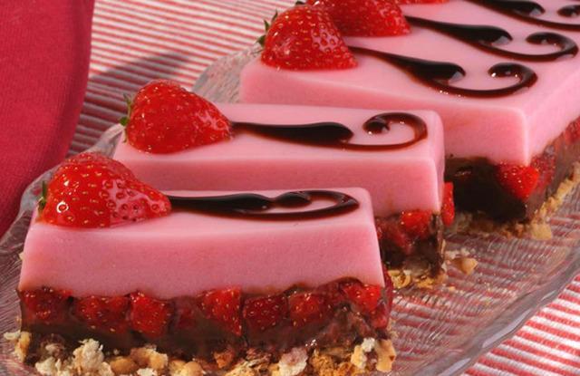 Δίχρωμο γλύκισμα με ζελέ φράουλα και σοκολάτα