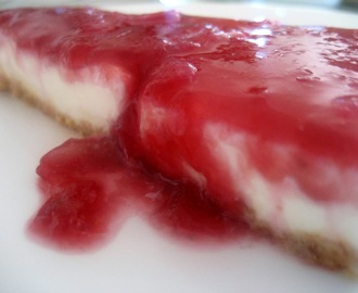 Tarta de queso crema (tipo Philadelphia) con cobertura de granada y frambuesa // Cream cheesecake covered with pomegranate and raspberry