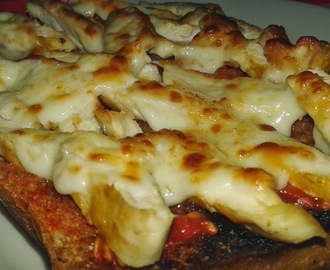 Tosta gratinada de pan con tomate, pollo y queso